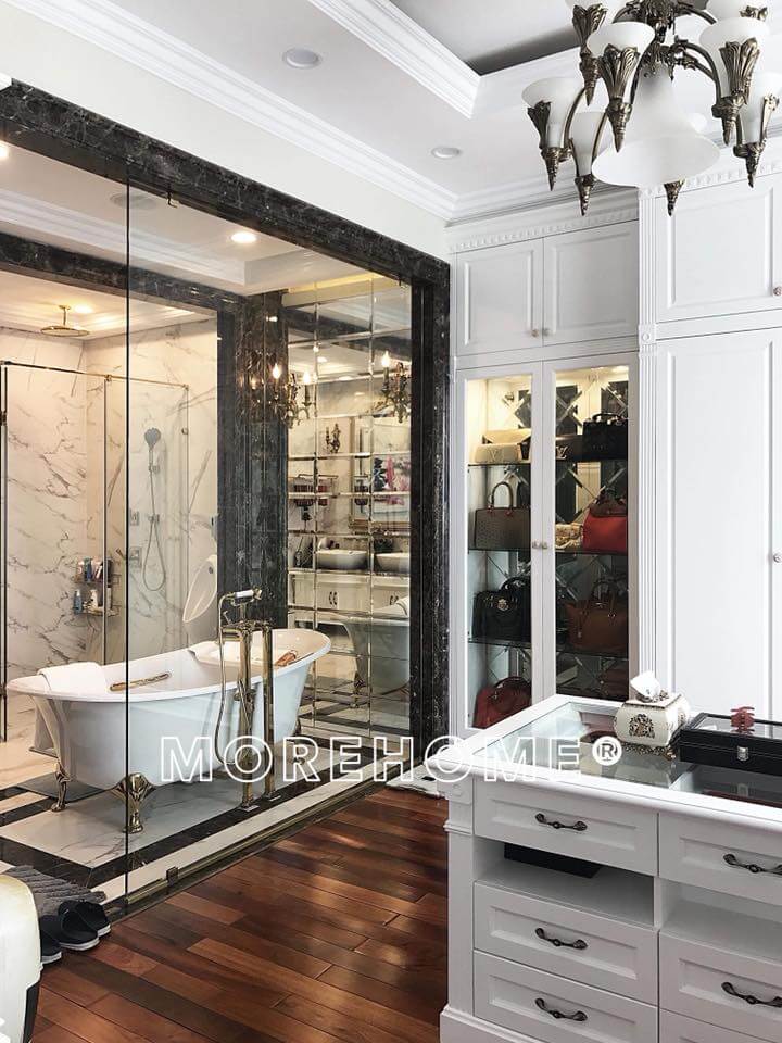 Nội thất phòng tắm trang trí với chất liệu mạ vàng cao cấp từ vòi rửa tới kệ lavabo
